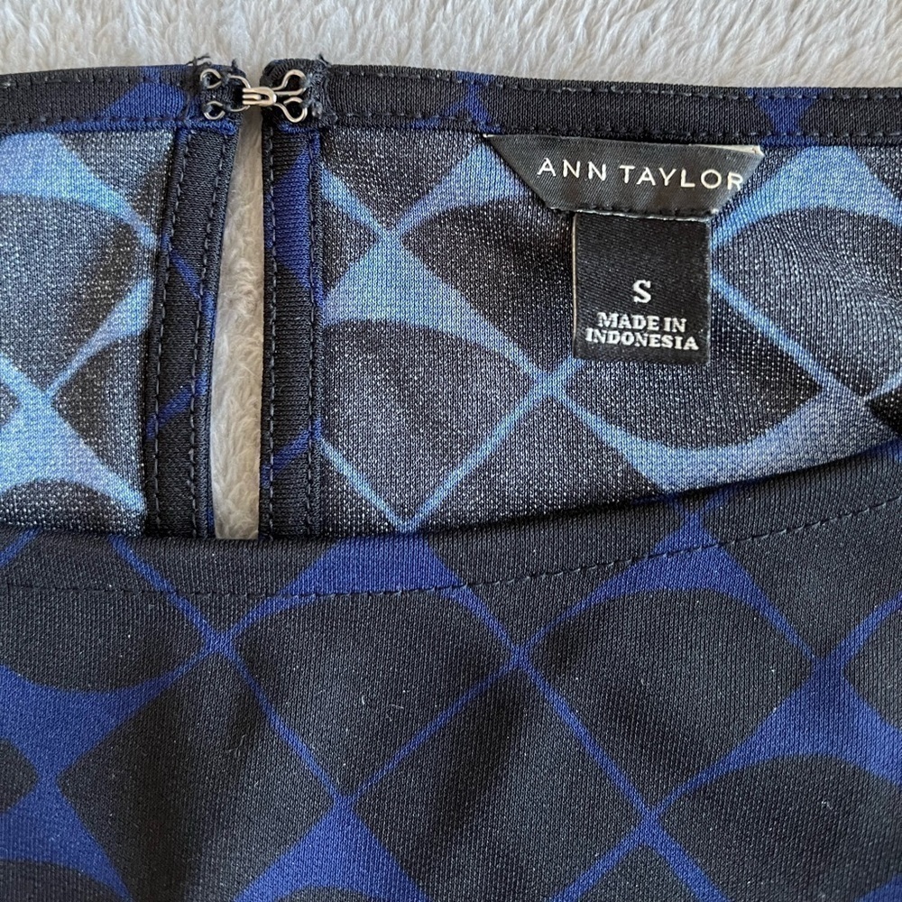 Ann TAYLOR Scalloped Cold Shoulder Blouses Black Blue Size S - Picture 4 of 8